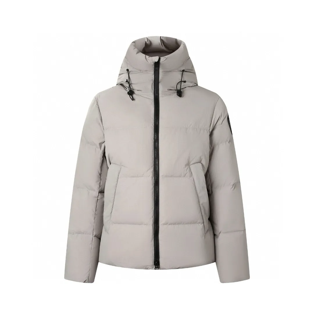 P1010 [Exclusive supply] Canada Goose Black Label Badge Hooded Down Jacket (Khaki) The high-quality filling is made of 90 national standard high-quality white duck down, selected high-loft velvet, weighing 240g, light and warm, with excellent temperature locking performance and good resilience. The fabric is woven with 400T high-count yarn. After special water-repellent treatment, the surface forms a lotus leaf effect - raindrops will slide down like beads, and snow particles will fall off when touched. The tear resistance reaches 200N (approximately 20kg load-bearing), the light gray matte texture breaks the stereotype of "outdoor clothing = hardcore", and the soft luster presents a high-end matte effect under urban neon lights, seamlessly switching scenes from ski resorts to CBD office buildings. The ribbon is woven with polyester as the base, and the brand letters are decorated on the ribbon through high-precision computer embroidery. The edges of the pattern are clear, the stitches are fine and even, and multiple layers of embroidery thread are stacked to enhance the three-dimensional effect. Precision thread reinforcement prevents linting and ensures the fluffy and resilient elasticity lasts as new. The embedded cuffs are three-dimensionally woven to form a "wavy" elastic structure, which forms natural folds when fitting the wrist, increasing the contact area with the skin, thus improving the windproof effect. At the same time, micro-velvet treatment is added to the inside of the cuffs, which feels like a second layer of skin and avoids friction on the skin from metal zippers or hard fabrics. Size:S-M-L-XL